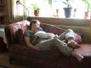 Amie and Mama sleeping in chair (c) Katrien Vander Straeten
