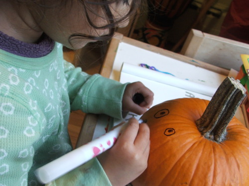 Amie drawing the pumpkin face, October 2008 (c) Katrien Vander Straeten